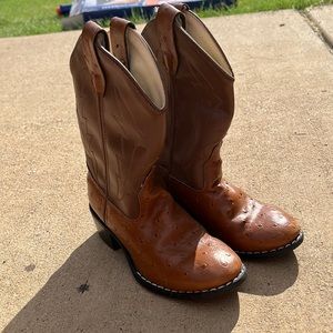 Boy brown leather boots